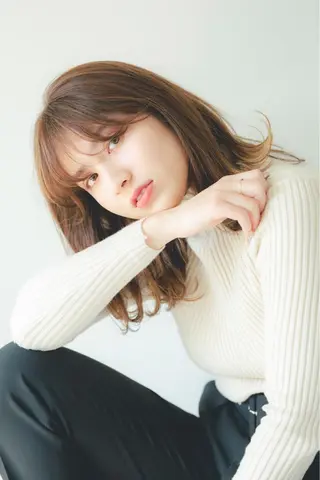 セミロング カラー 太田ありさ クリーミーヘアカラーのヘアスタイル