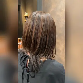 セミロング 齊藤政太 顔周り カット 透明感カラーのヘアスタイル