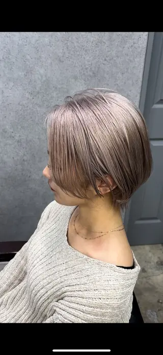 ショート カラー 渡 汐音のヘアスタイル