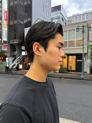 ショート メンズ Rei/縦落ち ツイスパ/パーマ特化のヘアスタイル
