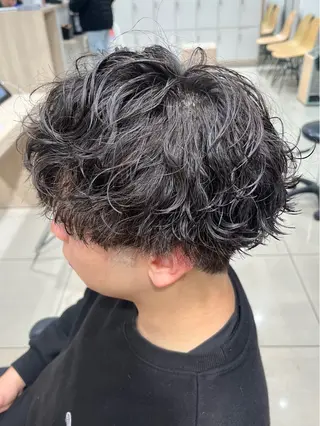 パーマ メンズ 巖本 真希のヘアスタイル