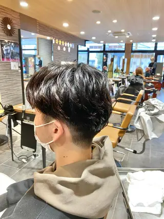 パーマ メンズ 尾崎 優也のヘアスタイル