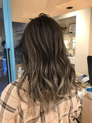 ロング カラー CYAN.矢場町店所属・三代 ゆりあのヘアスタイル