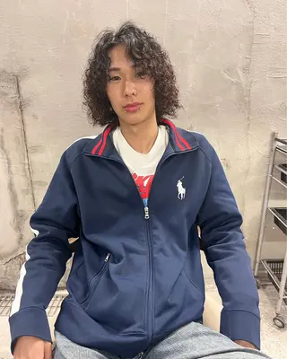 ミディアム パーマ メンズ パーマ、髪質改善 カズマのヘアスタイル