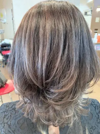 ミディアム カラー coupe ciseauxのヘアスタイル