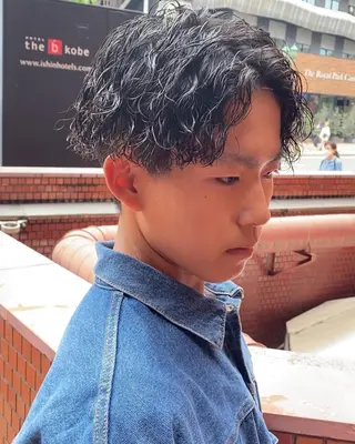 パーマ メンズ 三ノ宮フェザーパーマ 蕃本 啓利のヘアスタイル