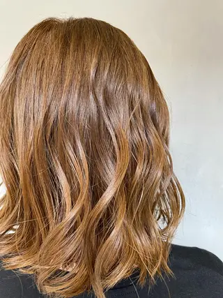 ミディアム カラー ハイライトが 得意なニキです😊のヘアスタイル