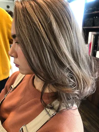 ミディアム カラー 西本 夏美のヘアスタイル