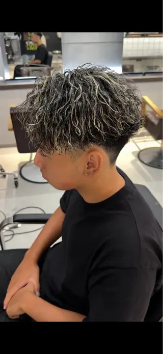 ショート カラー パーマ シイバ レオンのヘアスタイル