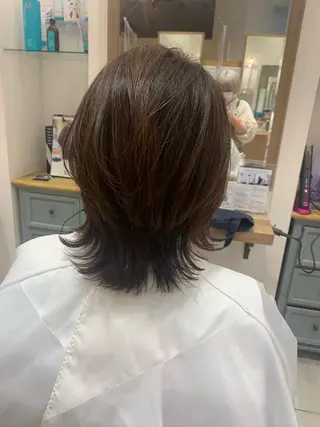 ミディアム 伊藤 麻菜実のヘアスタイル