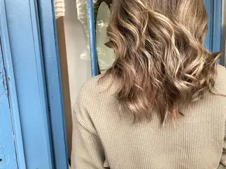 ミディアム ブリーチ毛矯正.髪質 改善.髪にドラマをのヘアスタイル