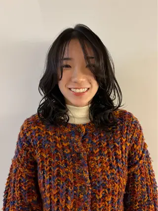 ミディアム ウシロダ メグミのヘアスタイル