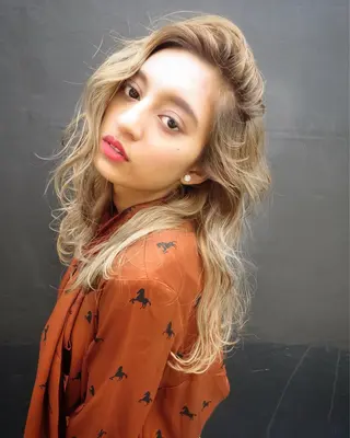 セミロング コールネックスザサロン所属・白髪ぼかし×デザイン 🕊️🫧ホウジョウのヘアスタイル