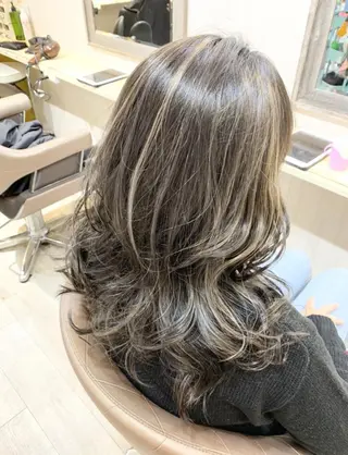 セミロング 嶋村夏実🌼レイヤー 🌸白髪ぼかしのヘアスタイル