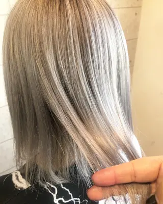 ミディアム カラー 西本 夏美のヘアスタイル