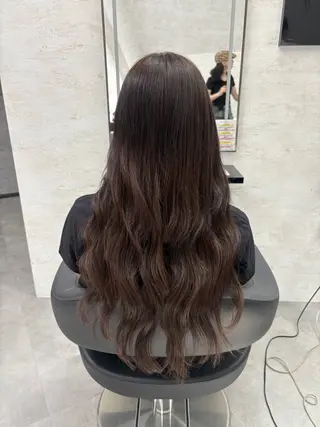 ロング ブリーチなしカラー レイヤーカットのヘアスタイル