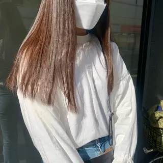 セミロング カラー ヨシナガマユ🦕 髪質改善艶カラーのヘアスタイル