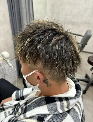 カラー パーマ メンズ 磯田 拳のヘアスタイル
