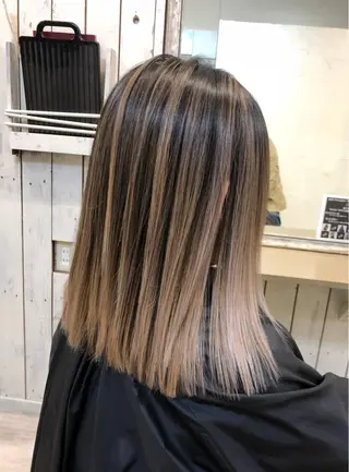 ミディアム 韓国レイヤー外国人風 透明感カラー髪質改善のヘアスタイル