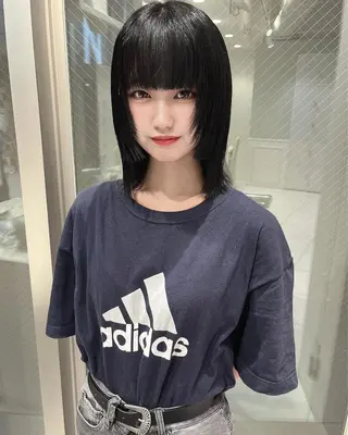 ミディアム ウルフカット／吉村 桃子のヘアスタイル