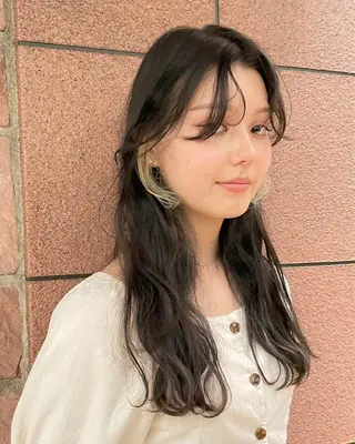 ロング 岡田 知佳のヘアスタイル