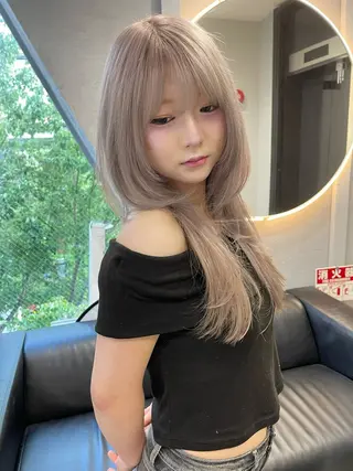 ロング カラー 宮崎　達也 ミルクティーベージュのヘアスタイル