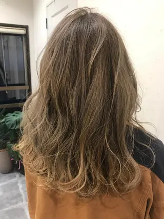 ミディアム Emitas.宮街道店所属・森崎 士/似合わせカラーのヘアスタイル