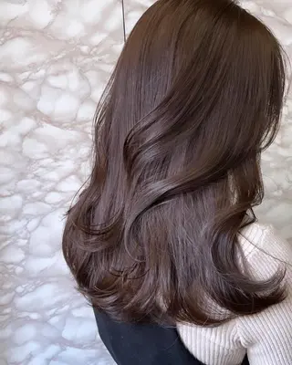 セミロング カラー YEAU　PLUS所属・極上の艶髪 RINAのヘアスタイル