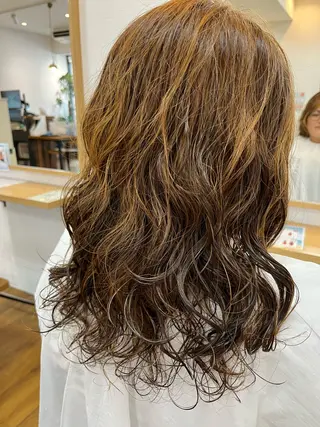 ミディアム パーマ 泉 綾乃[モーラ高石]のヘアスタイル