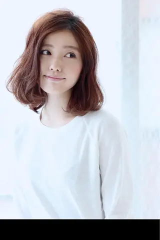 ミディアム カラー パーマ neolive emのヘアスタイル