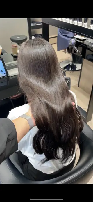 ロング 井本翔太.髪質改善. ベージュ.グレージュのヘアスタイル