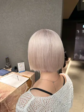 ショート ハイトーン/ 縮毛矯正のヘアスタイル