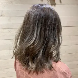 ミディアム クワハラ イオリのヘアスタイル