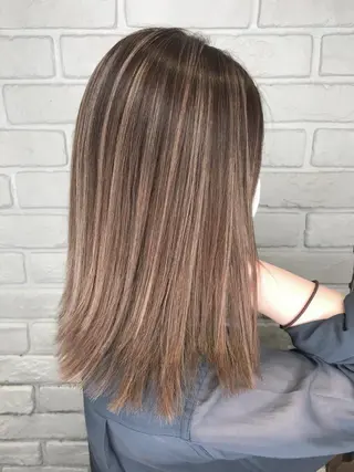 セミロング カラー 森本 笑のヘアスタイル