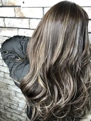 ミディアム カラー 西口徒歩20秒　寒色 カラーミディアムヘアのヘアスタイル