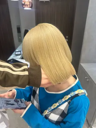 ショート カラー バレイヤージュ/ ミルクティーベージュのヘアスタイル