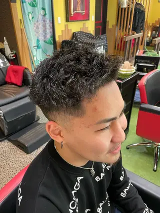 ショート パーマ メンズ デザインカラー🏝️ 須賀汐音のヘアスタイル