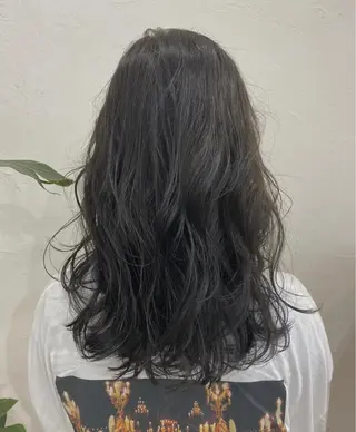 セミロング カラー ヘアアレンジ 暗髪カラー🫐パーマ おくだりんかのヘアスタイル