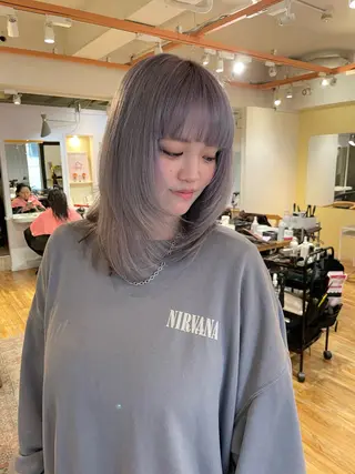 ミディアム カラー akane .のヘアスタイル