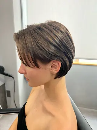 ショート ミルクティーカラー グレージュ　高山慧輔のヘアスタイル