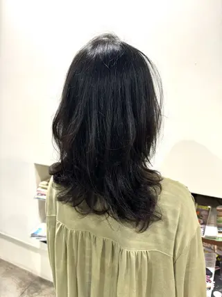 セミロング パーマ タツキ／レイヤー／ パーマ／艶カラーのヘアスタイル