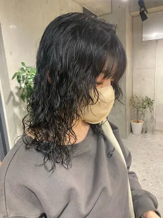 セミロング パーマ Yahiko ハイトーンのヘアスタイル