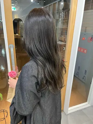 ロング ブリーチなしカラー /ベージュカラーのヘアスタイル