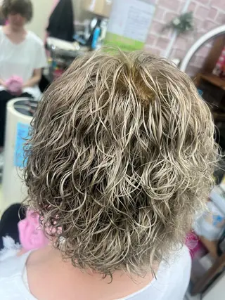 ショート カラー パーマ 萱場 利恵のヘアスタイル