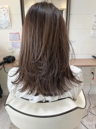 セミロング esse大阪茶屋町店所属・レイヤーカット 新井田陽寿のヘアスタイル