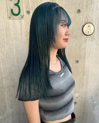 ロング カラー RAIMA ハイトーン/ベージュのヘアスタイル