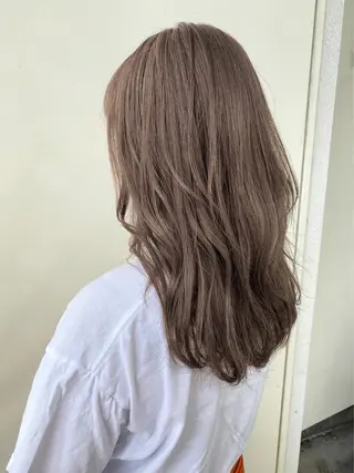 セミロング カラー ANNA /艶髪/ハイトーンのヘアスタイル