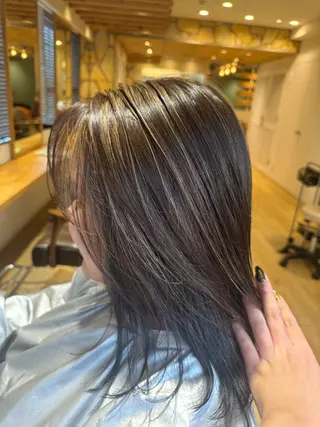 ミディアム カラー 柳川 瑠衣菜のヘアスタイル