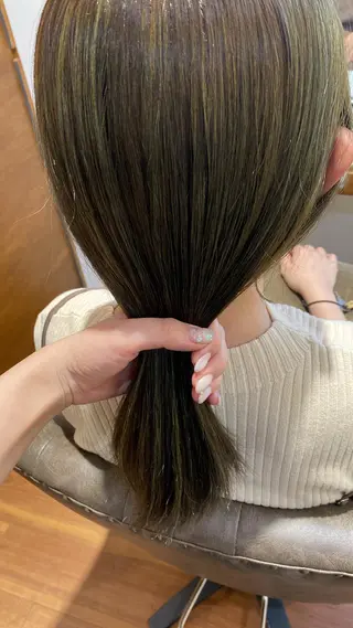 ミディアム カラー 小畑 杏実のヘアスタイル