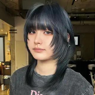 ミディアム ウルフとデザイン カラーの神のヘアスタイル